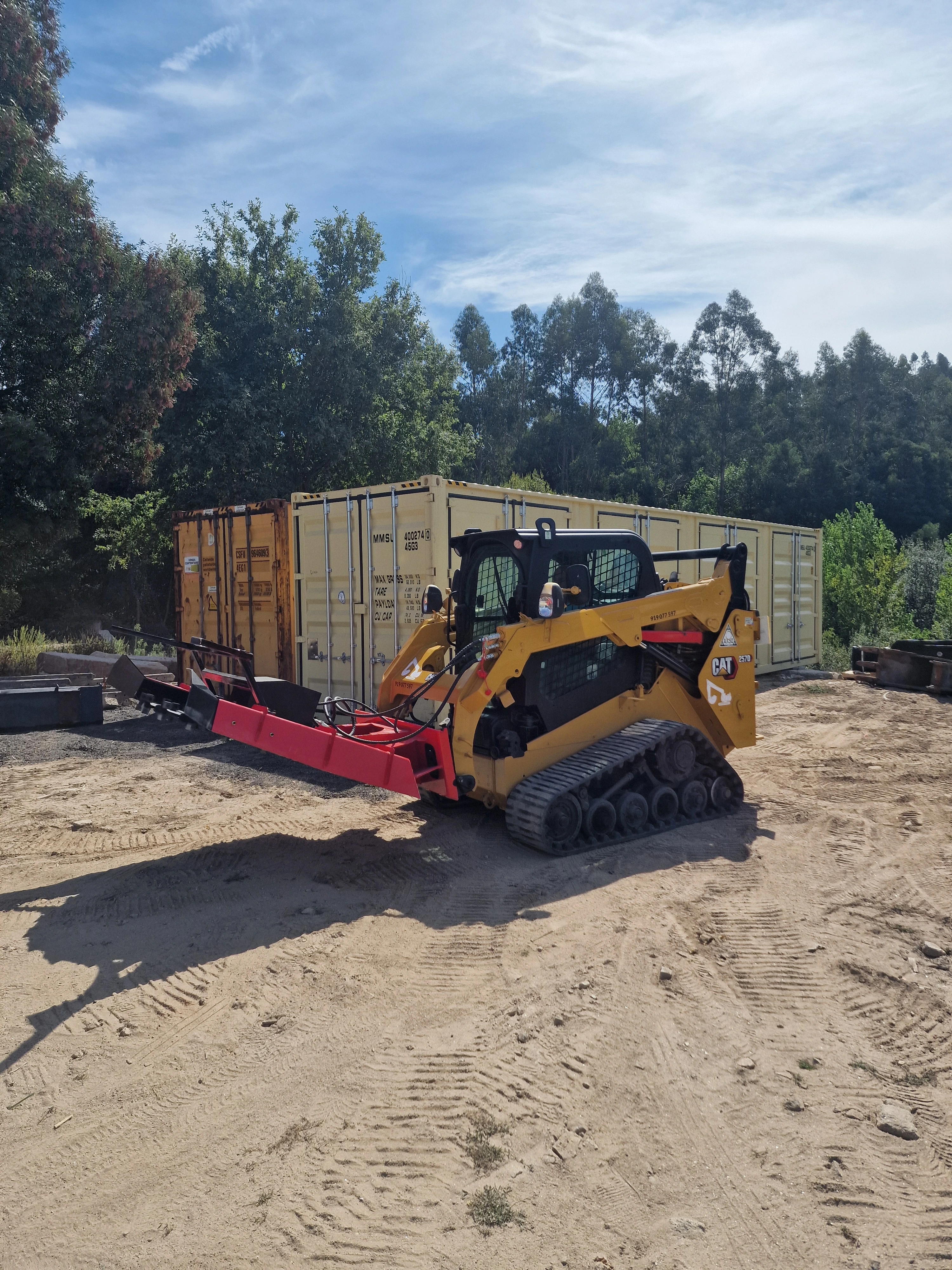 Maquina Cat 256 da empresa F. Ribeiro e Ferreira